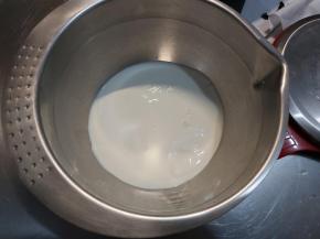 淡奶油加糖轻轻搅打，纹路不消失就可以了。