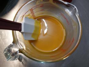 取出第一份150g的芒果果茸，稍微加热一下，放入泡软的吉利丁，让吉利丁完全融化到果茸中。