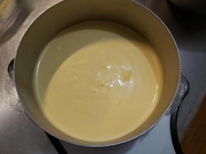 取出凝固好的慕斯圈，倒入拌好的慕斯糊，然后再次放入冰箱冷冻凝固。