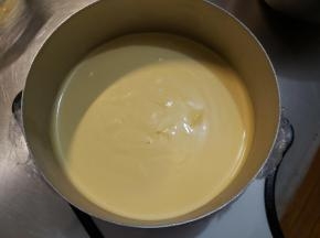 取出凝固好的慕斯圈，倒入拌好的慕斯糊，然后再次放入冰箱冷冻凝固。
