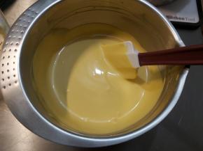 把果茸倒入打发好的淡奶油内，速度拌匀，如果有均质机的话，用均质机拌匀的效果最佳。