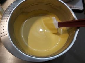 把果茸倒入打发好的淡奶油内，速度拌匀，如果有均质机的话，用均质机拌匀的效果最佳。