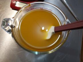 下面在冷冻蛋糕的时候，我们来做水晶面，将第二份果茸跟纯净水、糖、吉利丁倒在一个小碗内，隔水微微加热，让糖、吉利丁、果茸、水完全融合到一起。