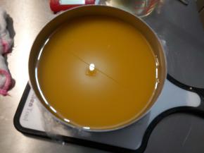 取出冷冻凝固好的蛋糕，淋上刚才准备好的芒果溶液，再次放入冰箱冷冻凝固。