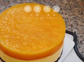 取出冷冻完成的慕斯蛋糕，用喷枪或者电吹风吹一下慕斯圈外部，辅助脱模，一款非常简单好吃的芒果慕斯蛋糕就完成了。