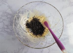 把炒熟黑芝麻倒入面糊中，用刮刀混合均匀。