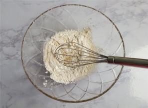筛入低筋面粉继续混合均匀，成顺滑的面糊状，无干粉，无颗粒。