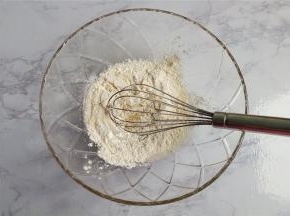 筛入低筋面粉继续混合均匀，成顺滑的面糊状，无干粉，无颗粒。