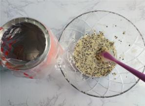 备一个裱花袋子，把混合好的面糊装入里面。