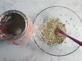 备一个裱花袋子，把混合好的面糊装入里面。