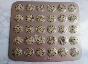 准备这样一个烤盘，裱花袋剪一个小口，把面糊挤入每个模型中。