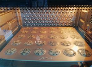 烤箱预热160度，把烤盘放入中层，上下160度烤制15分钟即可。