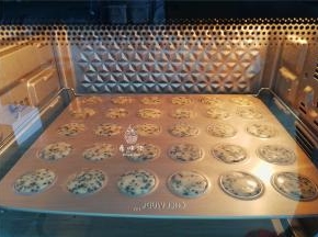 烤箱预热160度，把烤盘放入中层，上下160度烤制15分钟即可。