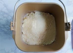 把液体（牛奶+鸡蛋）倒入面包桶中，接着倒入面粉，白砂糖，酵母粉启动揉面。