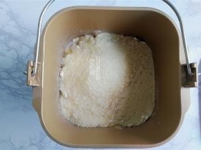 把液体（牛奶+鸡蛋）倒入面包桶中，接着倒入面粉，白砂糖，酵母粉启动揉面。