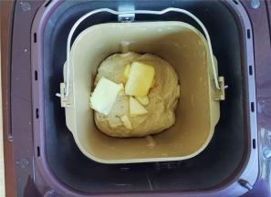 揉至可扩展，放入盐和黄油继续揉到出手套膜即可，进行一发，发到二倍，插入手指不塌即可。