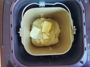 揉至可扩展，放入盐和黄油继续揉到出手套膜即可，进行一发，发到二倍，插入手指不塌即可。