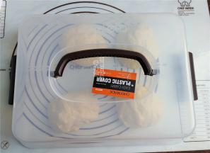 把发酵好的面团进行揉搓，排气，分割成四份，静置15分钟。