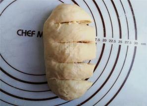 整形下包裹住香肠，长度一样，如图所示分割成五小段，切勿割掉连接处。