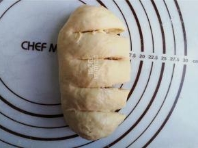 整形下包裹住香肠，长度一样，如图所示分割成五小段，切勿割掉连接处。