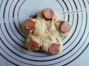 把分割好部分，翻面出来整形花朵的样子或者五角星也可。