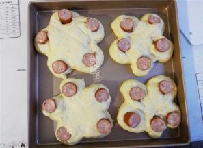 依次做好放入学厨烤盘中进行二发，夏天时间20分钟，发好撒入点芝麻点缀，增加口感。