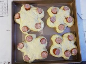 依次做好放入学厨烤盘中进行二发，夏天时间20分钟，发好撒入点芝麻点缀，增加口感。