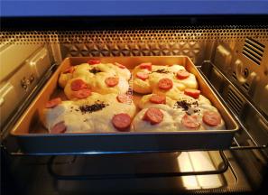 烤箱预热175度，把烤盘放入中层，175度烤制20分钟即可。