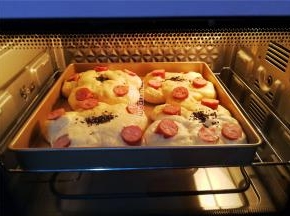 烤箱预热175度，把烤盘放入中层，175度烤制20分钟即可。