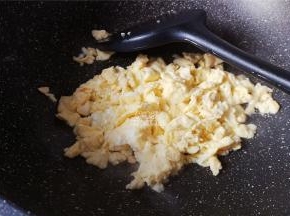 热锅倒油，把鸡蛋打散倒入锅中炒散，炒熟备用。