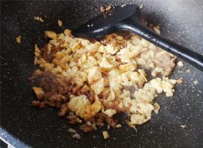 然后把炒好的鸡蛋碎跟猪肉末一起炒制，让其入味变的更好吃。