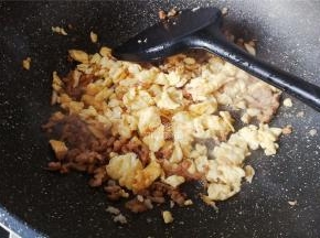 然后把炒好的鸡蛋碎跟猪肉末一起炒制，让其入味变的更好吃。