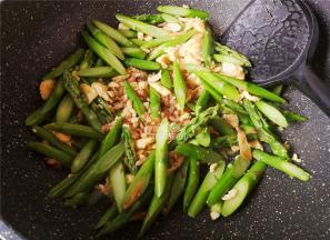 最后把焯好水的芦笋段倒入翻炒几遍即可出锅食用了。