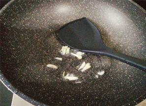 首先热锅倒油，把蒜瓣切片倒入爆香。