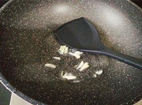 首先热锅倒油，把蒜瓣切片倒入爆香。