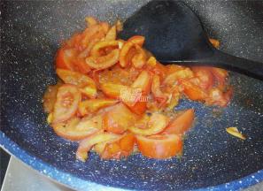 翻炒片刻后，把番茄捣碎，倒入盐和生抽调味。