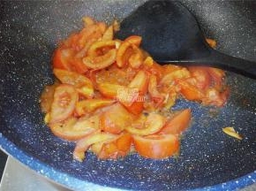 翻炒片刻后，把番茄捣碎，倒入盐和生抽调味。