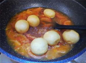 锅中倒入适量的清水煮沸，把油面筋戳个洞放入汤中。