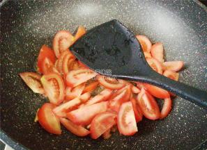 番茄洗净切小块，也倒入锅中翻炒，炒出汁水。