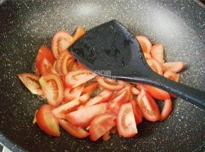 番茄洗净切小块，也倒入锅中翻炒，炒出汁水。