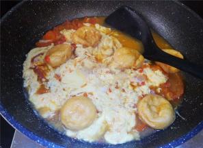 油面筋煮制过程会瘪掉，鸡蛋打散倒入汤中凝结。