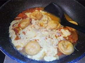 油面筋煮制过程会瘪掉，鸡蛋打散倒入汤中凝结。