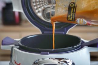 倒入果汁小火熬60分钟，不停的搅拌，熬至浓稠