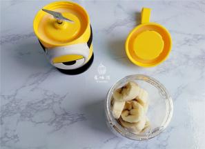 首先把香蕉去皮切块，装入料理杯中。