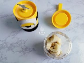 首先把香蕉去皮切块，装入料理杯中。