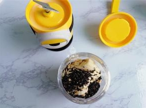 接着倒入芝麻和即食燕麦在料理杯。