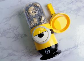 把料理杯装入机器中，摇晃下。