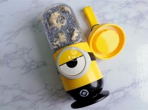 把料理杯装入机器中，摇晃下。