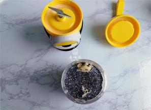 再倒入250毫升的牛奶，不要超过料理杯的刻度线。