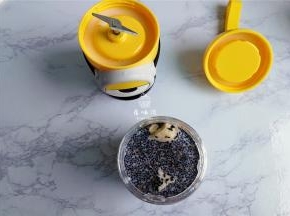 再倒入250毫升的牛奶，不要超过料理杯的刻度线。